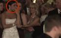 Όταν η νύφη βλέπει το γαμπρό να φιλάει αυτή τη γυναίκα μπροστά της, αρχίζει να κλαίει!