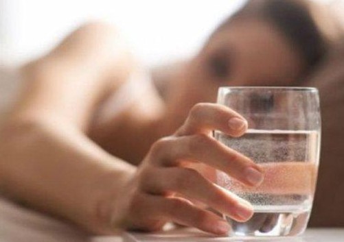 Τι θα συμβεί στον οργανισμό αν μόλις ξυπνάτε πίνετε ένα ποτήρι νερό - Φωτογραφία 1
