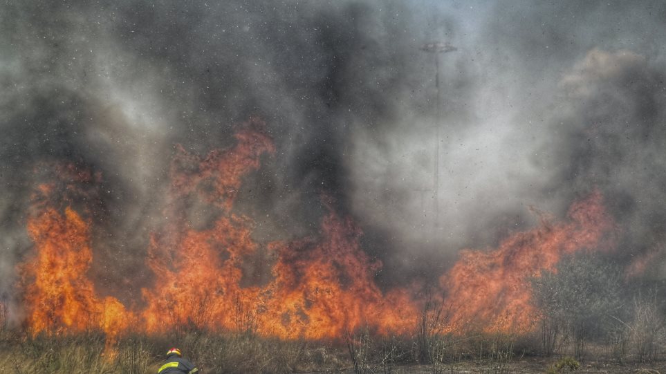 Μαίνεται η μεγάλη πυρκαγιά στη Σάμο παρά την ολονύκτια μάχη με τις φλόγες - Φωτογραφία 1