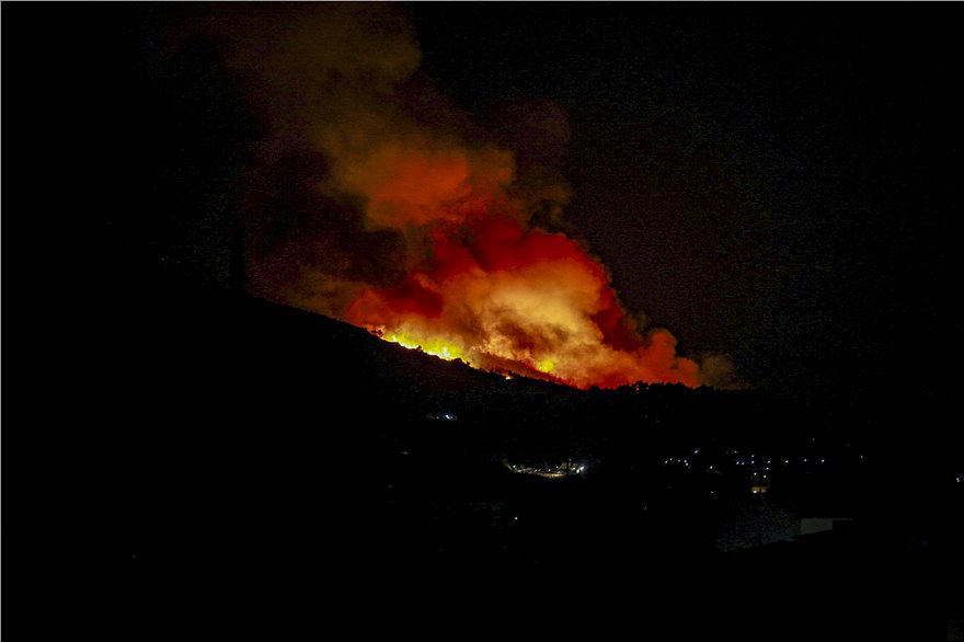 Μαίνεται η μεγάλη πυρκαγιά στη Σάμο παρά την ολονύκτια μάχη με τις φλόγες - Φωτογραφία 2