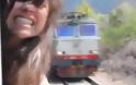 Βίντεο που σοκάρει - Παραλίγο να την αποκεφαλίσει το τρένο