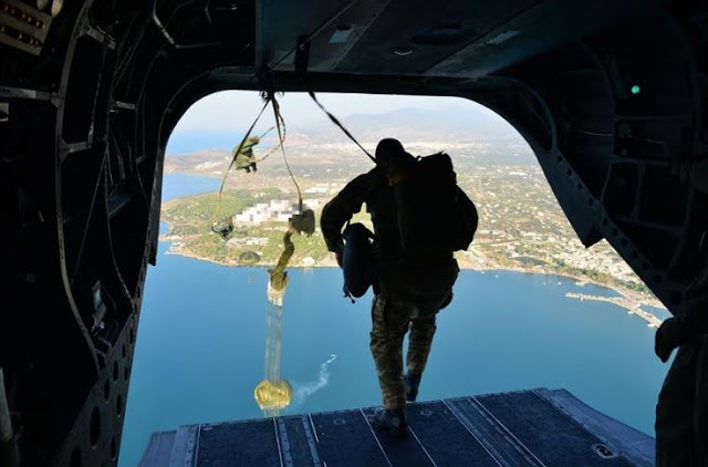 Εκτέλεση Θαλασσίου Άλματος Στατικού Ιμάντα από ελικόπτερο CH-47D (CHINOOK) - Φωτογραφία 10