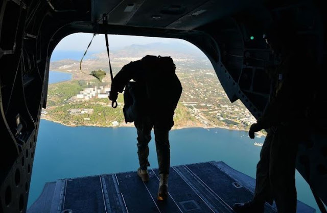 Εκτέλεση Θαλασσίου Άλματος Στατικού Ιμάντα από ελικόπτερο CH-47D (CHINOOK) - Φωτογραφία 2