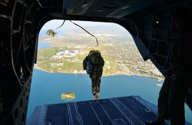 Εκτέλεση Θαλασσίου Άλματος Στατικού Ιμάντα από ελικόπτερο CH-47D (CHINOOK) - Φωτογραφία 6