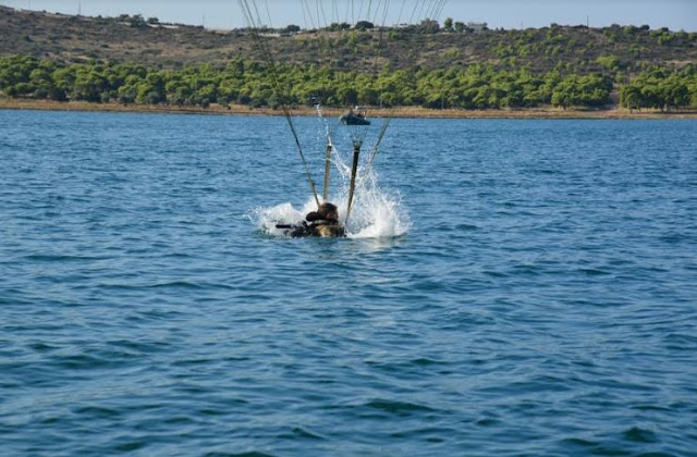 Εκτέλεση Θαλασσίου Άλματος Στατικού Ιμάντα από ελικόπτερο CH-47D (CHINOOK) - Φωτογραφία 7