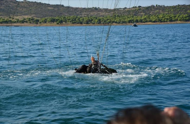 Εκτέλεση Θαλασσίου Άλματος Στατικού Ιμάντα από ελικόπτερο CH-47D (CHINOOK) - Φωτογραφία 8