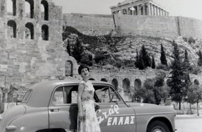 Το «παγωμένο» χαμόγελο της Σταρ Ελλάς 1953 μπροστά στο αυτοκίνητο – έπαθλο - Φωτογραφία 1