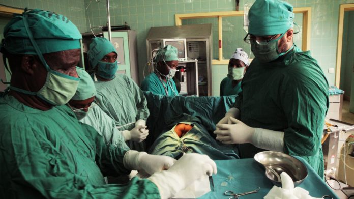 Στρατιωτικός γιατρός συγκλονίζει: Εξάσκησα χειρουργική ελαχίστων πόρων - Φωτογραφία 1
