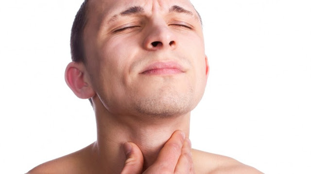 Είναι πρησμένος ο λαιμός σας; Ποιες είναι οι πιθανές αιτίες και πότε υποδηλώνει σοβαρό πρόβλημα; - Φωτογραφία 1