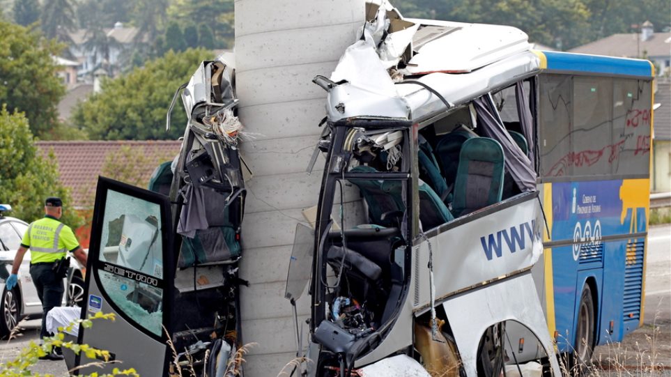 Λεωφορείο σφηνώθηκε σε γέφυρα – Πέντε νεκροί και είκοσι τραυματίες - Φωτογραφία 1