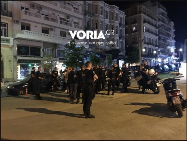 Άγρια συμπλοκή μεταξύ νεαρών στο κέντρο της Θεσσαλονίκης – Οκτώ προσαγωγές - Φωτογραφία 1