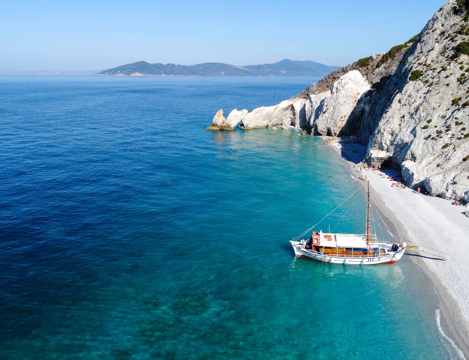 H παραλία που βρίσκεται στην Ελλάδα και έχει τρελάνει τον κόσμο- Τουρίστες έρχονται ακόμα και τον Σεπτέμβρη - Φωτογραφία 4