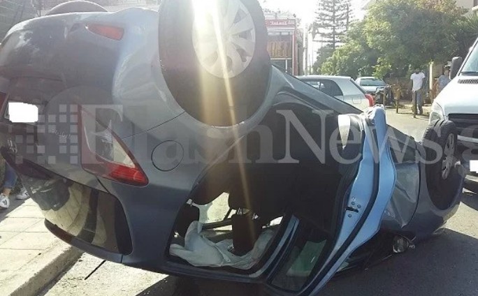 Αυτοκίνητο τούμπαρε στο κέντρο των Χανίων - Τραυματίστηκαν δυο παιδια - Φωτογραφία 1