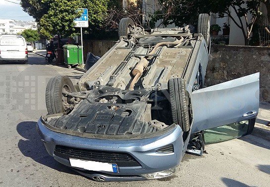 Αυτοκίνητο τούμπαρε στο κέντρο των Χανίων - Τραυματίστηκαν δυο παιδια - Φωτογραφία 2