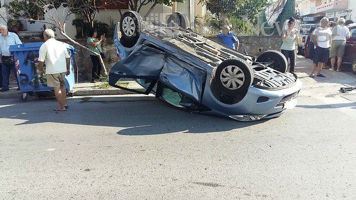 Αυτοκίνητο τούμπαρε στο κέντρο των Χανίων - Τραυματίστηκαν δυο παιδια - Φωτογραφία 4