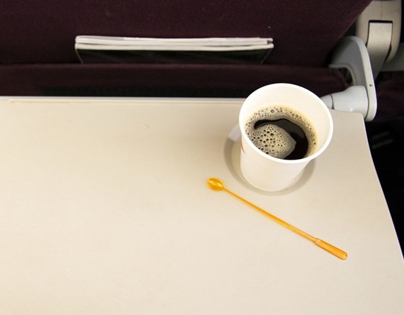 Γιατί καλό είναι να αποφεύγεις να πίνεις καφέ στο αεροπλάνο - Φωτογραφία 1
