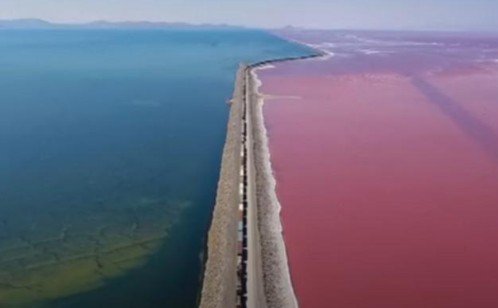 Μια λίμνη με τα μισά νερά μπλε και τα άλλα μισά ροζ! [video] - Φωτογραφία 1