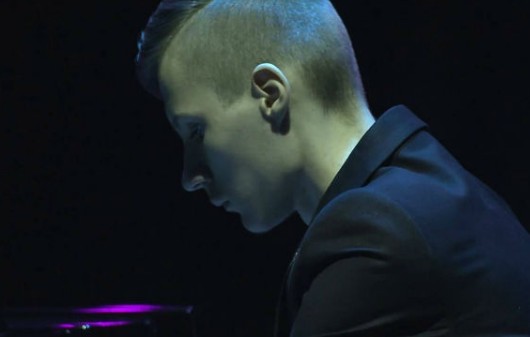 Αυτός ο νεαρός γεννήθηκε χωρίς δάχτυλα – Όταν τον ακούσετε να παίζει πιάνο, θα μείνετε άφωνοι [video] - Φωτογραφία 1