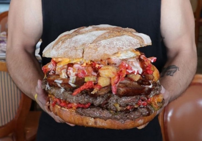 Αυτό είναι το μεγαλύτερο burger του κόσμου [video] - Φωτογραφία 1