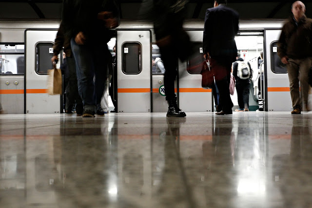 Πτώση γυναίκας στις ράγες του Μετρό και διακοπή δρομολογίων - Φωτογραφία 1