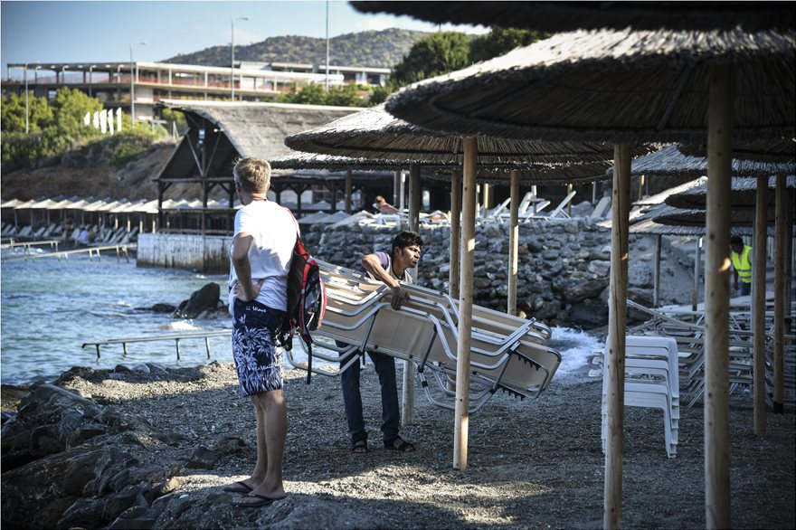 Κατεδαφίζουν αυθαίρετα κτίσματα ξενοδοχείου στον αιγιαλό της Αναβύσσου - Φωτογραφία 2