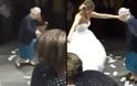 98χρονη Ελληνίδα γιαγιά χορεύει λεβέντικα ζεϊμπέκικο στον γάμο της εγγονής της στο εξωτερικό και ρίχνει το διαδίκτυο [video]