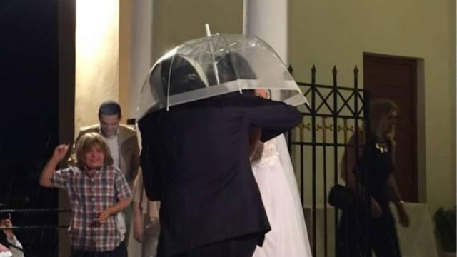 ΕΓΙΝΕ ΚΙ ΑΥΤΟ: Καλαμάτα: Ζευγάρι πήγε στο γάμο με ομπρέλα για να «προφυλαχτεί» από το ρύζι - Με κράνος ο γαμπρός - Φωτογραφία 1
