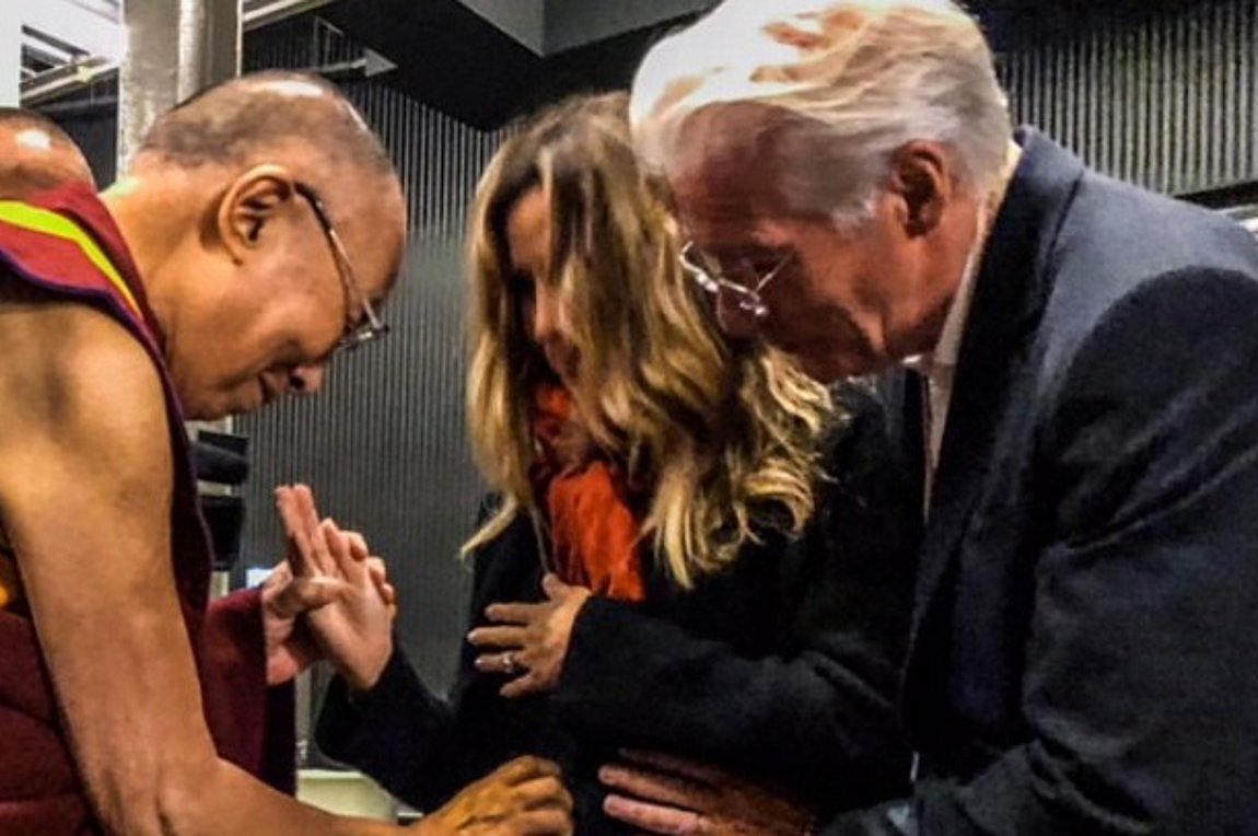 Ο Δαλάι Λάμα ευλογεί το αγέννητο μωρό του Ρίτσαρντ Γκιρ - Φωτογραφία 1