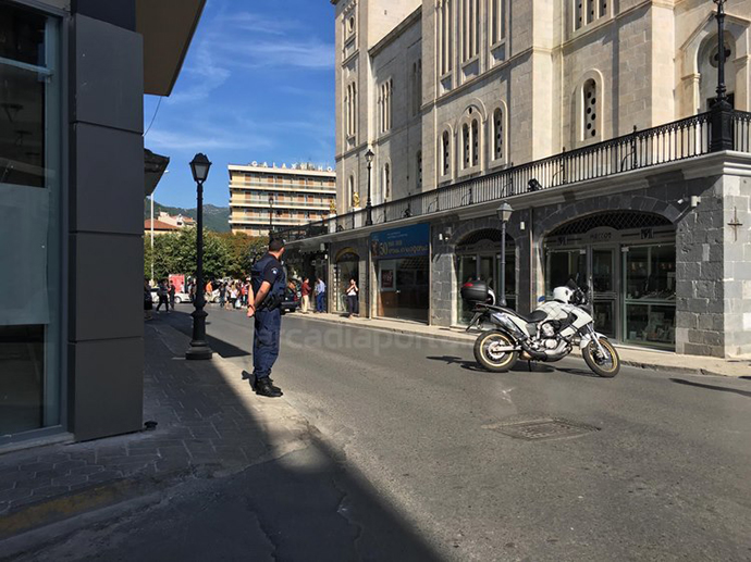 Kινηματογραφική ληστεία με καλάσνικοφ σε κοσμηματοπωλείο στην Τρίπολη (εικόνες) - Φωτογραφία 2