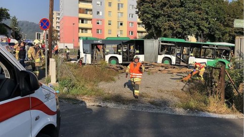 Σύγκρουση τρένου με λεωφορείο στην Αυστρία: Ένας νεκρός και 11 τραυματίες - Φωτογραφία 1