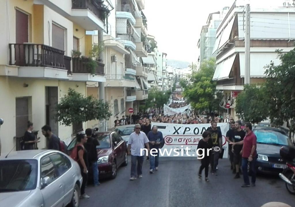 Παύλος Φύσσας: Επεισόδια στο κέντρο του Πειραιά αμαύρωσαν την πορεία στη μνήμη του (ΒΙΝΤΕΟ) - Φωτογραφία 9