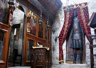 Η υπερμεγέθης ανάγλυφη εικόνα του Αγίου Γεωργίου στην Ομορφοκκλησιά Καστοριάς. - Φωτογραφία 1
