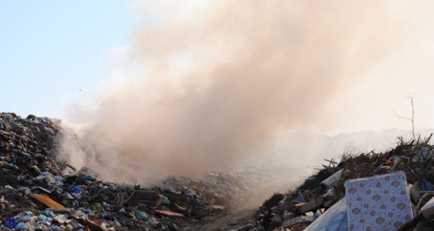«Πνίγονται» περιοχές της πόλης της Λευκάδας από τα σκουπίδια στην παράνομη χωματερή 19/09/2018 , 20:59 - Φωτογραφία 1