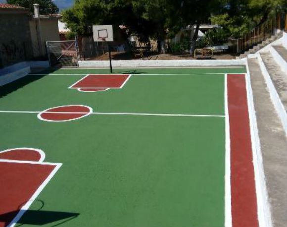 16ο Δημοτικό Σχολείο Χαλκίδας: Ανακαίνισαν με δικά τους χρήματα το γήπεδο μπάσκετ! (ΦΩΤΟ) - Φωτογραφία 1