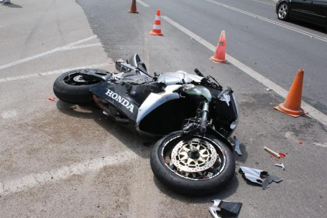 Οδηγός μοτοσικλέτας έχασε τη ζωή του σε τροχαίο – Πληροφορίες ζητά η Τροχαία - Φωτογραφία 1