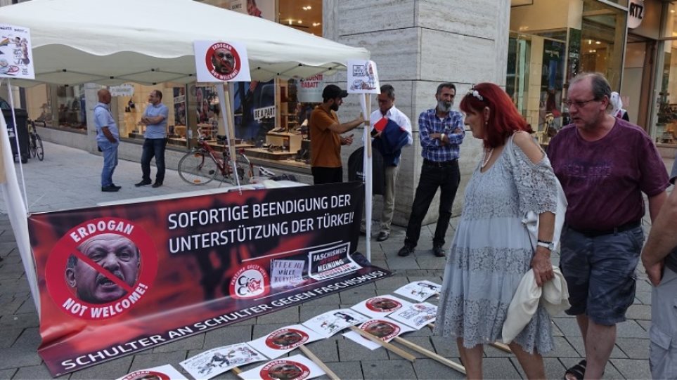 «Ο Ερντογάν είναι ανεπιθύμητος»: Διαδήλωση κατά του Τούρκου προέδρου στη Στουτγκάρδη - Φωτογραφία 1