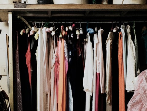 Πώς θα μαζέψεις τα καλοκαιρινά ρούχα και θα τα αποθηκεύσεις γρήγορα και με ασφάλεια - Φωτογραφία 1