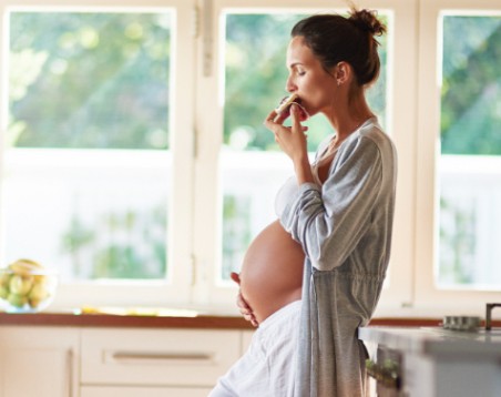 Οι έγκυες τρώνε για δύο και κινδυνεύουν, λένε οι έρευνες! - Φωτογραφία 1