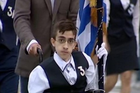 ΠΑΝΕΛΛΗΝΙΑ συγκίνηση: Εφυγε ο 20χρονος Κωνσταντίνος Κριτζάς - Σημαιοφόρος στο αναπηρικό αμαξίδιο, είχε μπει στη Νομική - Φωτογραφία 1