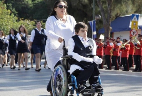 ΠΑΝΕΛΛΗΝΙΑ συγκίνηση: Εφυγε ο 20χρονος Κωνσταντίνος Κριτζάς - Σημαιοφόρος στο αναπηρικό αμαξίδιο, είχε μπει στη Νομική - Φωτογραφία 2