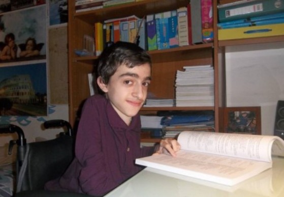 ΠΑΝΕΛΛΗΝΙΑ συγκίνηση: Εφυγε ο 20χρονος Κωνσταντίνος Κριτζάς - Σημαιοφόρος στο αναπηρικό αμαξίδιο, είχε μπει στη Νομική - Φωτογραφία 3