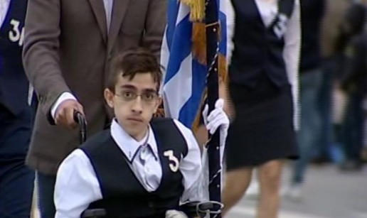 ΠΑΝΕΛΛΗΝΙΑ συγκίνηση: Εφυγε ο 20χρονος Κωνσταντίνος Κριτζάς - Σημαιοφόρος στο αναπηρικό αμαξίδιο, είχε μπει στη Νομική - Φωτογραφία 4
