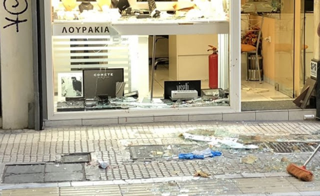 Βίντεο ΣΟΚ-Νεκρός ο ληστής κοσμηματοπωλείου του κέντρου της Αθήνας που επιχείρησε να διαφύγει σπάζοντας τη τζαμαρία. - Φωτογραφία 1