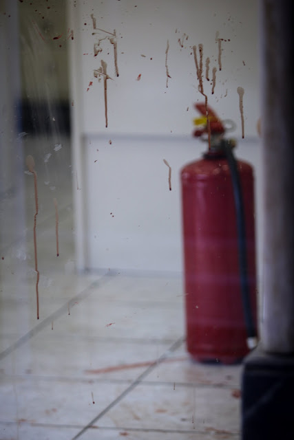 Βίντεο ΣΟΚ-Νεκρός ο ληστής κοσμηματοπωλείου του κέντρου της Αθήνας που επιχείρησε να διαφύγει σπάζοντας τη τζαμαρία. - Φωτογραφία 2