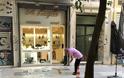 Βίντεο ΣΟΚ-Νεκρός ο ληστής κοσμηματοπωλείου του κέντρου της Αθήνας που επιχείρησε να διαφύγει σπάζοντας τη τζαμαρία. - Φωτογραφία 4