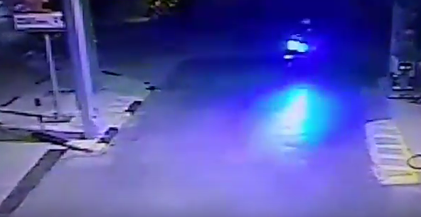 Βίντεο καταδίωξης μοτοσικλετιστή ανάποδα στην Αγίου Δημητρίου και μέσα από βενζινάδικο! Με περιοριστικούς όρους ο νεαρός που πιάστηκε - Φωτογραφία 1