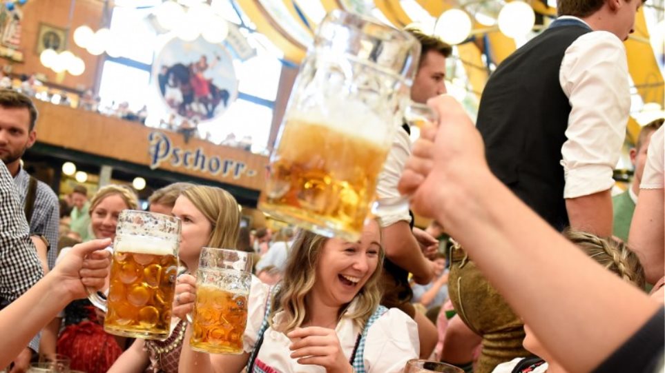 Ξεκίνησε το περίφημο Oktoberfest - «Πλημμύρισαν» μπύρα και λουκάνικα οι δρόμοι του Μονάχου - Φωτογραφία 1