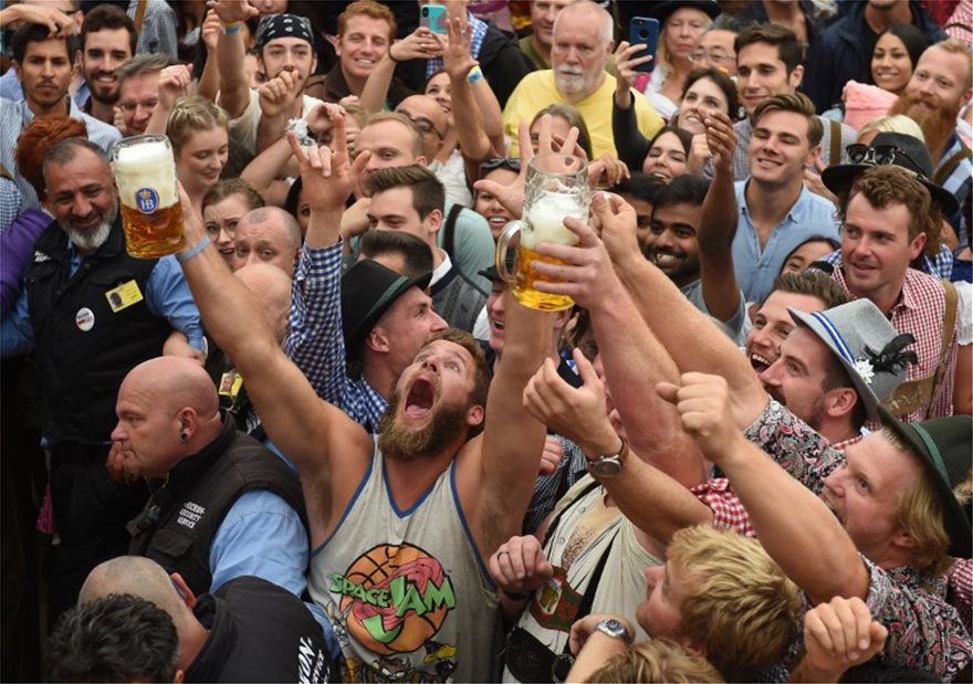 Ξεκίνησε το περίφημο Oktoberfest - «Πλημμύρισαν» μπύρα και λουκάνικα οι δρόμοι του Μονάχου - Φωτογραφία 11