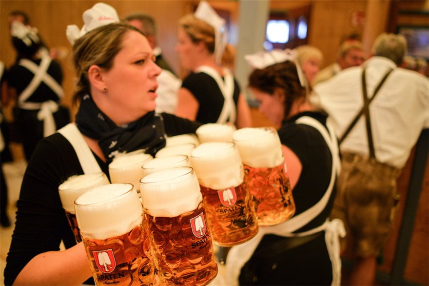 Ξεκίνησε το περίφημο Oktoberfest - «Πλημμύρισαν» μπύρα και λουκάνικα οι δρόμοι του Μονάχου - Φωτογραφία 3