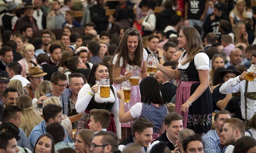 Ξεκίνησε το περίφημο Oktoberfest - «Πλημμύρισαν» μπύρα και λουκάνικα οι δρόμοι του Μονάχου - Φωτογραφία 4